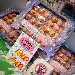 Fresas blancas y rosas