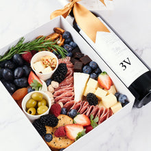 Cargar imagen en el visor de la galería, Box Gourmet Chica y vino mexicano