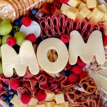 Cargar imagen en el visor de la galería, Letras de queso "MOM" - Topping EXTRA
