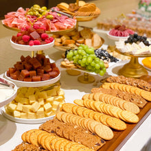Cargar imagen en el visor de la galería, Mesa de Quesos y Carnes frías para evento de 100 personas