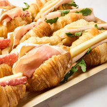 Cargar imagen en el visor de la galería, Platón de Mini Croissants