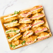 Cargar imagen en el visor de la galería, Platón de Mini Croissants