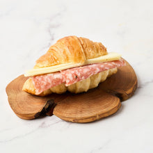 Cargar imagen en el visor de la galería, Platón de Mini Croissants