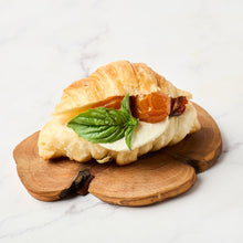 Cargar imagen en el visor de la galería, Platón de Mini Croissants
