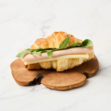 Cargar imagen en el visor de la galería, Platón de Mini Croissants