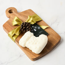 Cargar imagen en el visor de la galería, Regalo Tabla de Parota y Vela Milky co