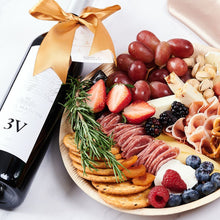 Cargar imagen en el visor de la galería, La Tabla de Queso Gourmet Chica y vino tinto mexicano