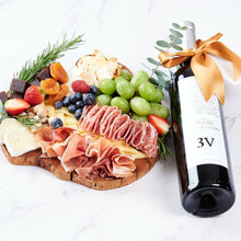 Cargar imagen en el visor de la galería, La Tabla de Queso Gourmet Chica y vino tinto mexicano