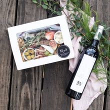 Cargar imagen en el visor de la galería, Box Gourmet Chica y vino mexicano