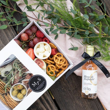 Cargar imagen en el visor de la galería, Box Gourmet Chica y vino mexicano