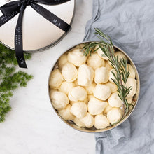 Cargar imagen en el visor de la galería, Lata de Perlas de Queso Oaxaca