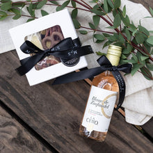 Cargar imagen en el visor de la galería, Detalle de Mini Snack Box y mini vino mexicano