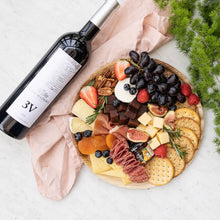 Cargar imagen en el visor de la galería, La Tabla de Queso Gourmet Chica y vino tinto mexicano