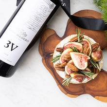 Cargar imagen en el visor de la galería, Regalo de Queso Brie y vino mexicano