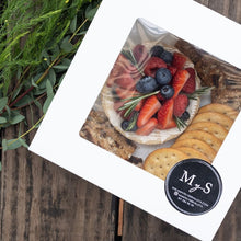 Cargar imagen en el visor de la galería, Regalo de Queso Brie y vino mexicano