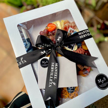 Cargar imagen en el visor de la galería, La Tabla de Queso Gourmet Chica y vino tinto mexicano