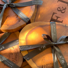 Cargar imagen en el visor de la galería, Tabla de madera grabada