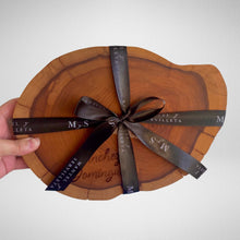 Cargar imagen en el visor de la galería, Tabla de madera grabada