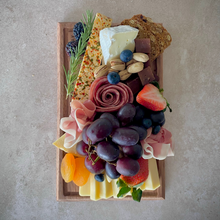 Cargar imagen en el visor de la galería, La Tabla de Queso Gourmet Chica y vino tinto mexicano