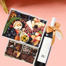Cargar imagen en el visor de la galería, Regalo de Box Gourmet de Quesos y Caja de Brownies
