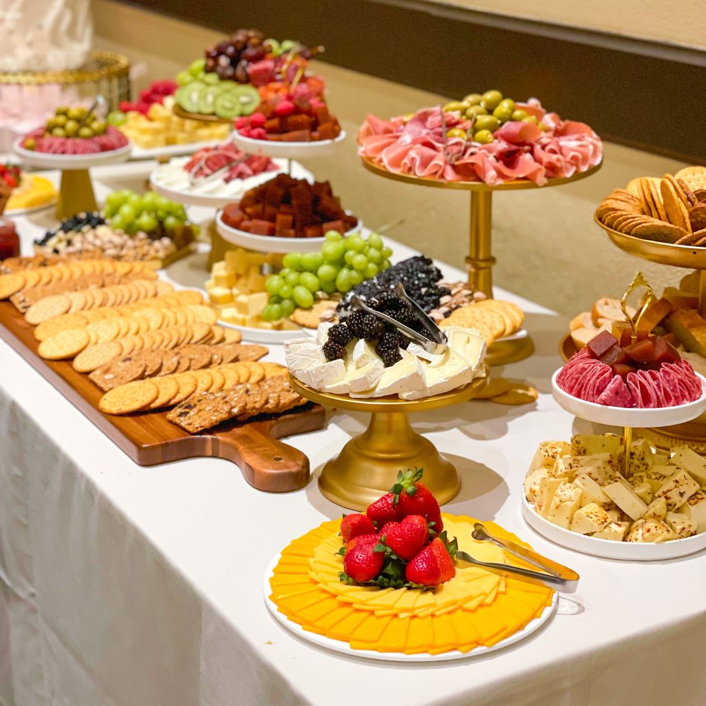 Mesa de Quesos y Carnes frías para evento de 100 personas, image size:1024x1024