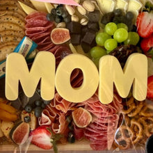 Cargar imagen en el visor de la galería, Letras de queso "MOM" - Topping EXTRA
