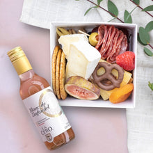 Cargar imagen en el visor de la galería, Detalle de Mini Snack Box y mini vino mexicano

