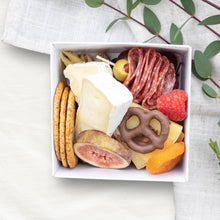 Cargar imagen en el visor de la galería, Detalle de Mini Snack Box y mini vino mexicano
